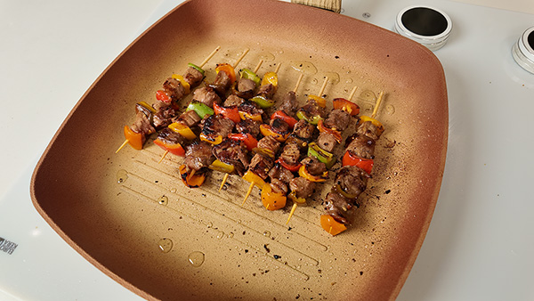 Pepper-flavored grilled beef skewers