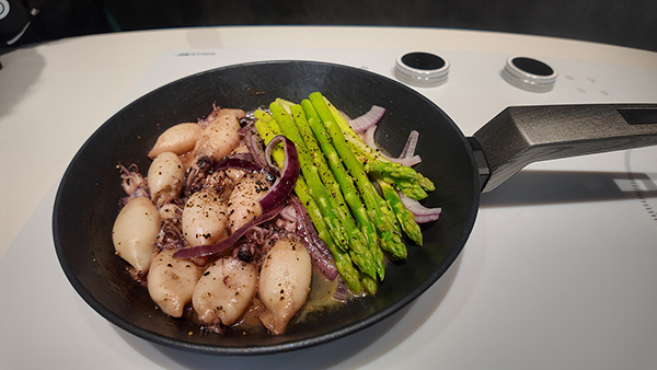 Stewed and fried small tubes with asparagus