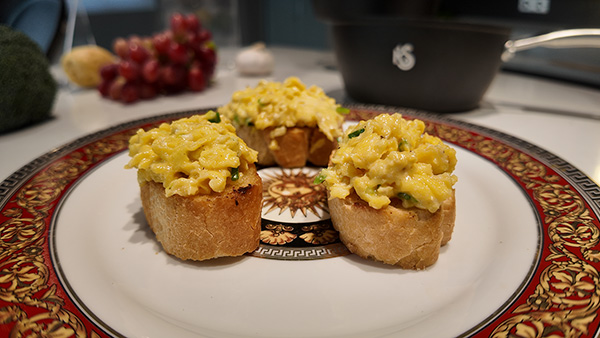 English-style scrambled eggs with crispy bread